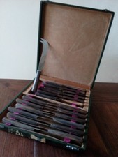 Ménagère de 25 couteaux anciens manche en corne lame inox