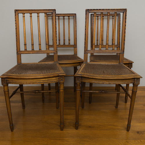 Série quatre chaises - série,