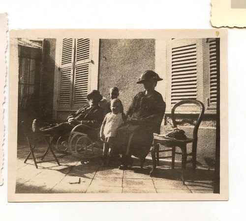 Famille devant maison photo - devant,