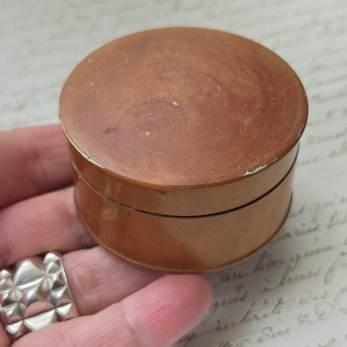 Boite ancienne fin - ancienne, en