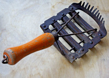 Ancien outil agricole grattoir cheval bovin brosse fer avec manche en bois