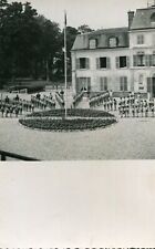 Carte PHoto jeunes scouts Uniforme short File indienne Drapeau Lieu à identifier