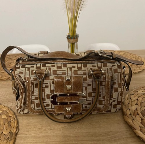 Sac main guess - main, et