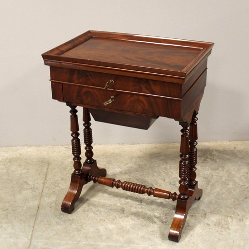 Table travailleuse en acajou - table,