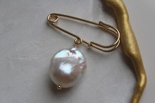 broche en très grande perle
