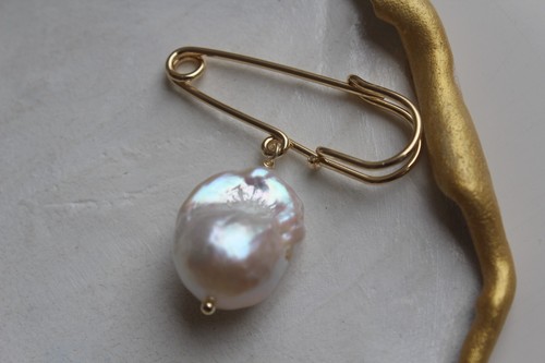 Broche très grande perle - très,