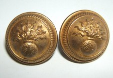 LOT DE 2 BOUTONS DORES