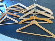 Lot de 15 cintres anciens en