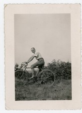 PHOTO SNAPSHOT, old bicycle bicycle racing bike man mug to beak