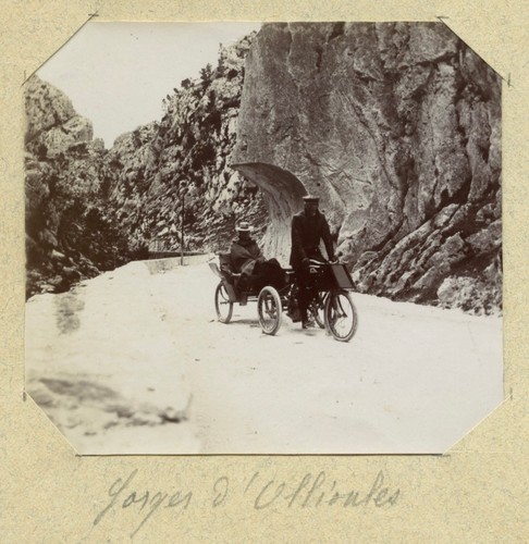 Voiturette tricycle circa