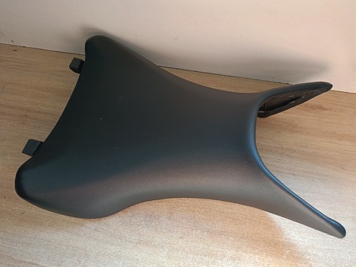 Une selle pilote avant - selle,