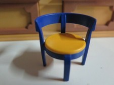 chaise bleue jaune pièce