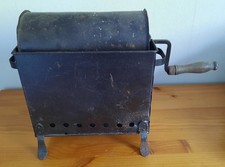 Ancien grilloir , à braise, pour griller les châtaignes, avec son foyer sur pied