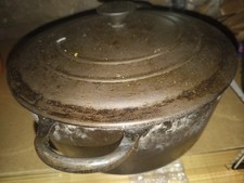 Cocotte ancienne en fonte avec