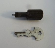 Clé n° 13 et Tournevis