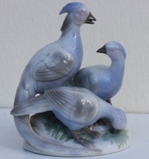 PORCELAIN SUBJECT - 3 EXOTIC BIRDS ON BASE - BLUE - H. 18 cm