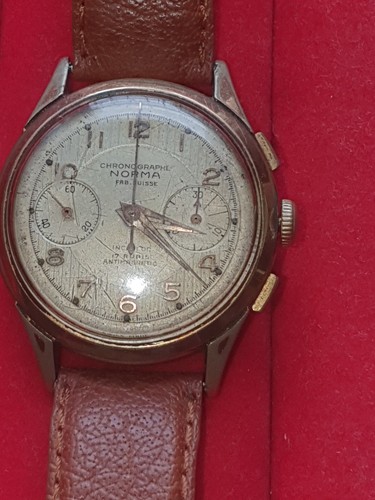 Une montre vintage fabrication - une,