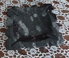 Cendrier vintage carré en pierre massive, marbre noir, bords découpés. Ancien