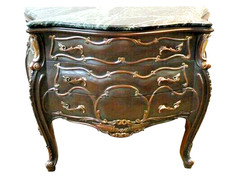 Commode style Louis XV en bois de hêtre avec finitions en marbre vert robuste.