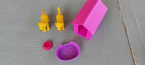 Figurines chiens avec niche