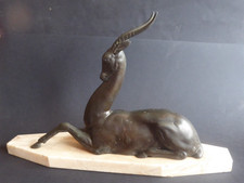 Grande sculpture de Antilope en regule sur socle en marbre spelter art deco