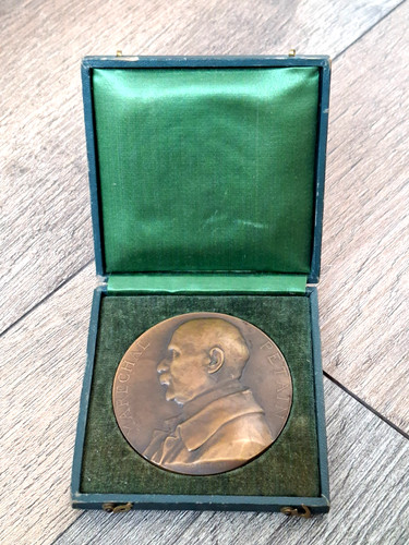 Une médaille table non - de,