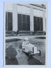 06C54 ANCIENNE PHOTOGRAPHIE PHOTO SNAPSHOT JOUET VOITURE D'ENFANT A PÉDALES 1933