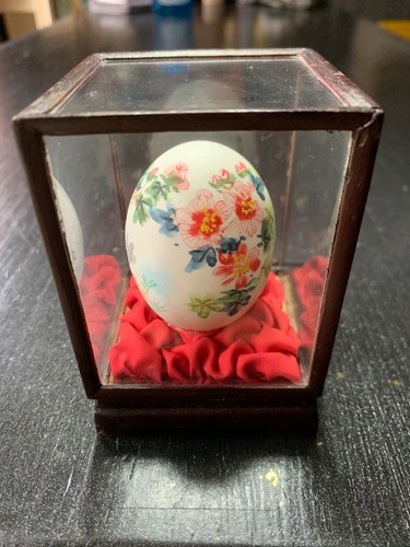 Petit oeuf décoré - et, signé