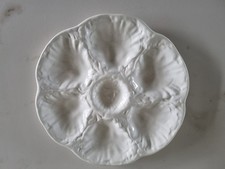 Assiettes à huitres en Gien, barbotine de couleur blanche, 8 pièces