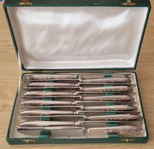 Boite de 12 couteaux anciens - Lames acier - Manches en métal argenté