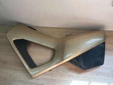 UN CARENAGE PLASTIQUE LATERAL