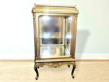 Une vitrine Louis XV en bois d'hêtre doré et verre, avec étagères et porte vitré