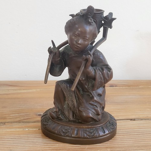 Femme acroupie portant - acroupie, un