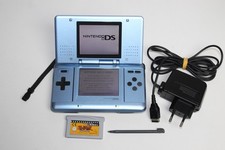 Console Nintendo DS Tank bleu + chargeur, stylet et cartouche vidéo GBA.
