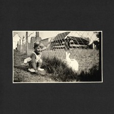 Enfant pose lapin blanc