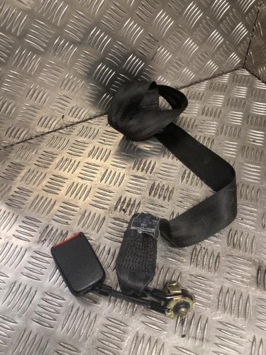 Attache ceinture arriere droit