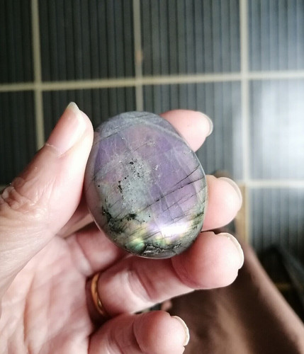 Galet labradorite violette