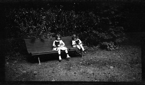Portrait enfants assis sur