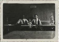 OLD PHOTO - VINTAGE SNAPSHOT - BISTRO SYPHON APERITIF ALCOHOL FUNNY TABLE