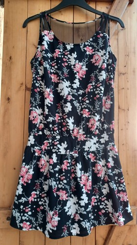 Robe noire fleurs roses - fleurs,