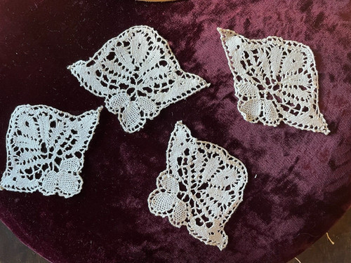 Dentelle ancienne aux - aux, fuseaux