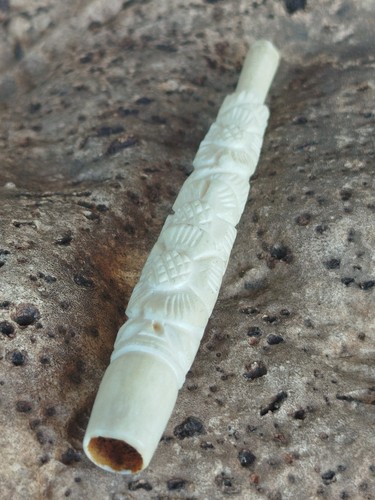 Fume cigarette sculpté - os,