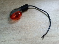 UN CLIGNOTANT AVANT DROIT