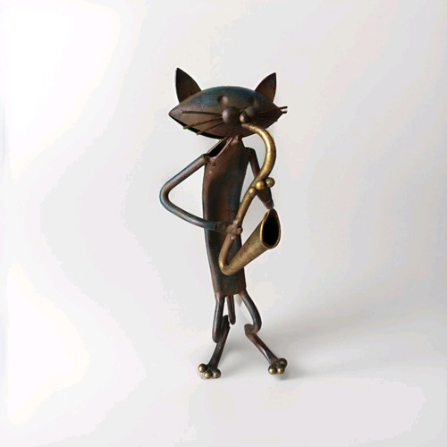 Chat métal fait - fait, la