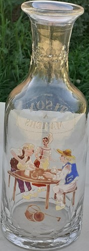 2477 une carafe emaillee - une,