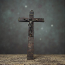 Crucifix ancien métal patiné