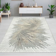 Un tapis avec un motif abstrait et des fibres brillantes argentées et bro