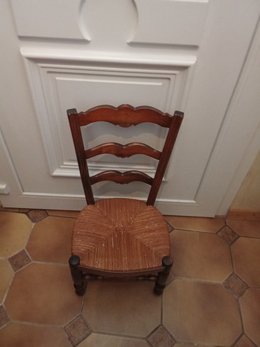 Une chaise rustique enfant - chaise,