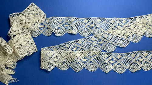 Dentelle ancienne aux fuseaux - aux,