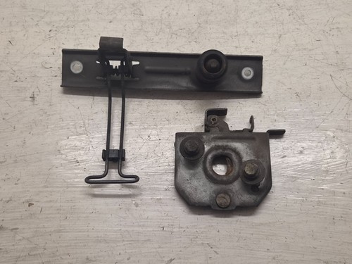 Système attache capot moteur
